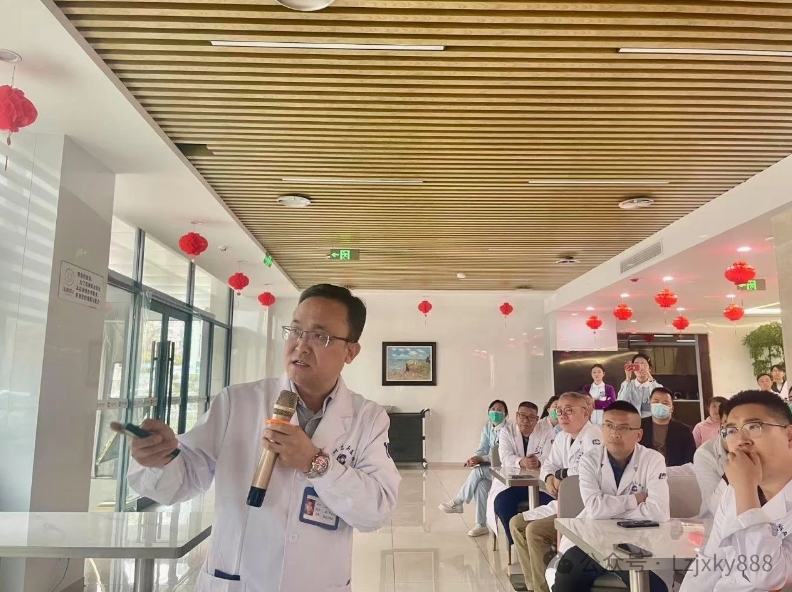 兰石医院骨一科王伟世主任以“往昔刀间耕耘，铸就手术之路”为主题进行宣讲